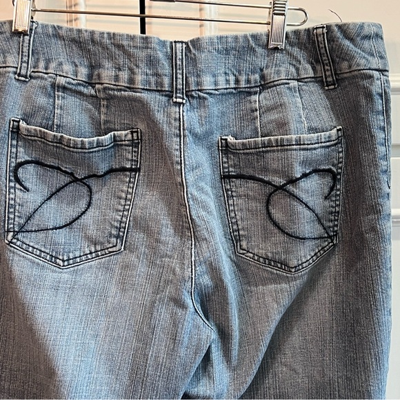 Chico’s Large / Size 14 Platinum Denim Capri Jeans - Light Wash (Chico’s 2.5) - Picture 1 of 6